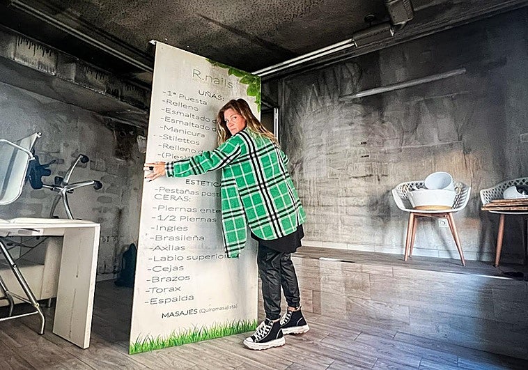 Raquel posa en lo que era su negocio en La Zubia, calcinado tras un incendio.