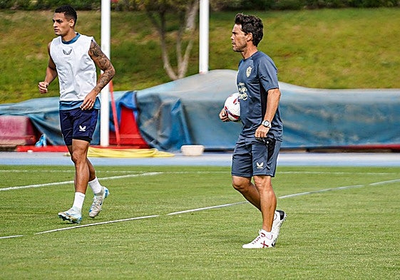 Rubi observa la sesión de trabajo con Kaiky al lado, del que dice que pudo ser injsuto con él.