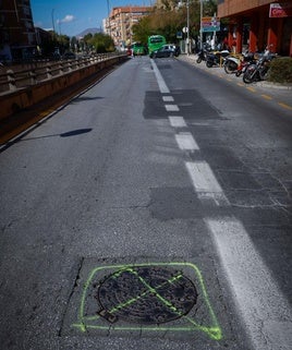 Uno de los agujeros en torno a una alcantarilla que se han señalizado para arreglarlo.