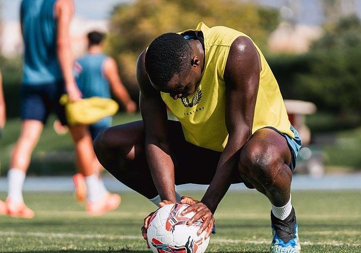 Lopy piensa, puede que lo mismo que muchos aficionados al respecto de qué Almería jugará hoy.