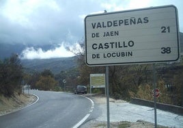 Carretera A-6050 que une Valdepeñas de Jaén y Castillo de Locubín.