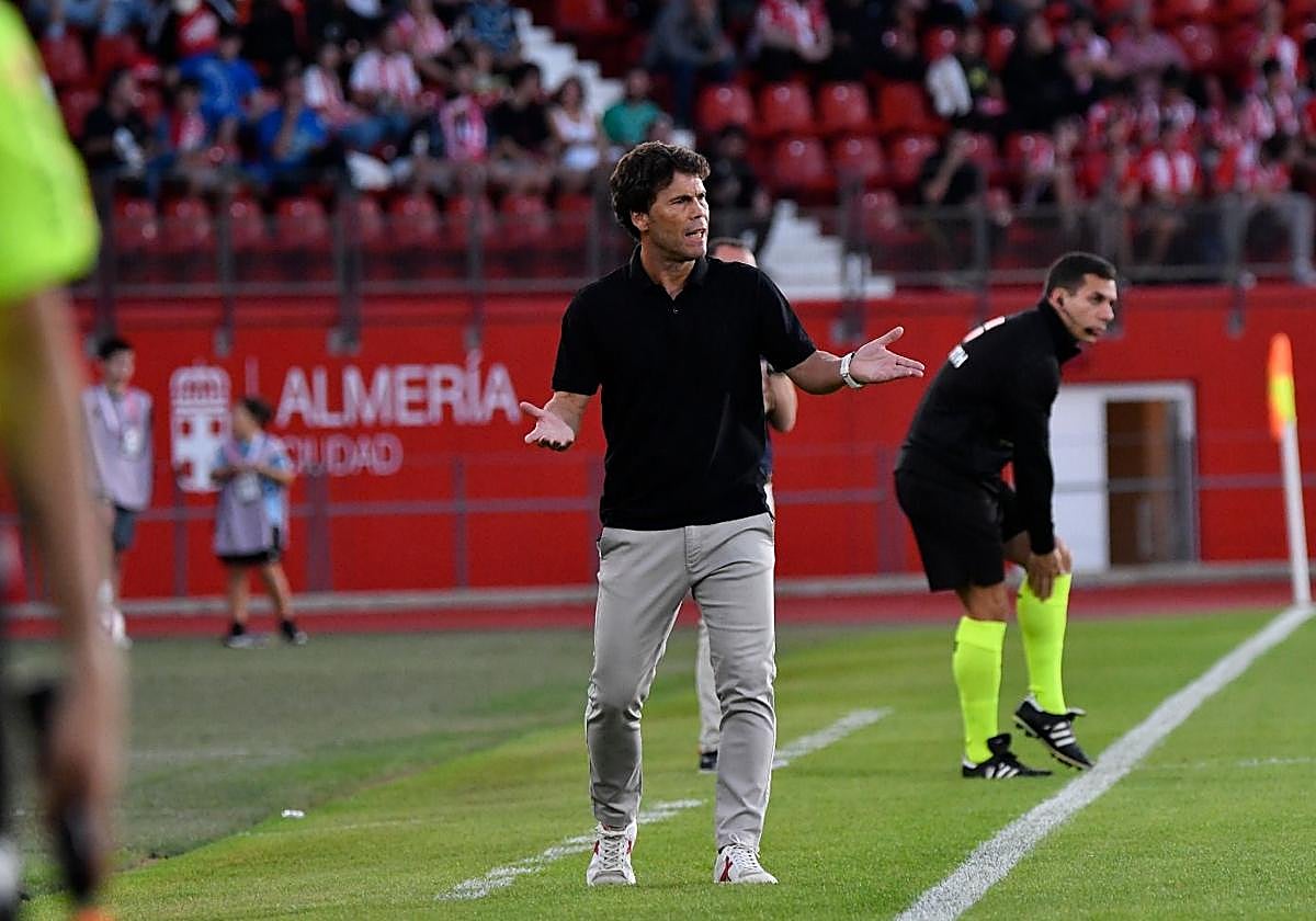 Rubi no paró de dar órdenes durante el partido contra el Albacete