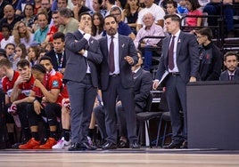 Pablo Pin escucha los consejos de su ayudante técnico Alberto 'Zamo' Fernández en presencia de Arturo Ruiz durante el partido contra La Laguna Tenerife en el Palacio de los Deportes.