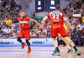 Gian Clavell elabora en ataque con la ayuda del bloqueo de Rubén Guerrero en el último partido del Covirán.