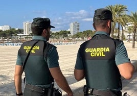 Dos agentes de la Guardia Civil en Ibiza, en una imagen de archivo.