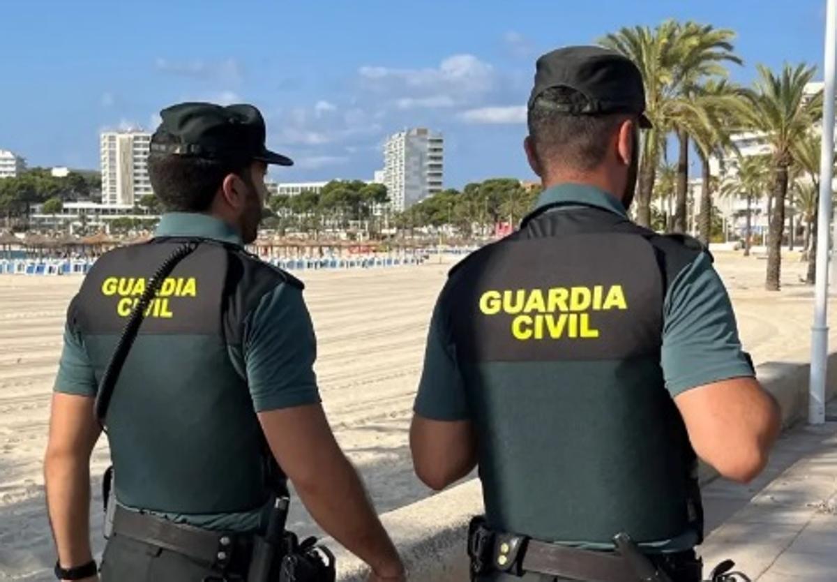 Dos agentes de la Guardia Civil en Ibiza, en una imagen de archivo.