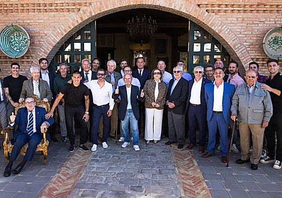 Los abonados con 50 y 25 años de antigüedad con el Granada posan antes del acto con dirigentes del club y los capitanes de la primera plantilla masculina.