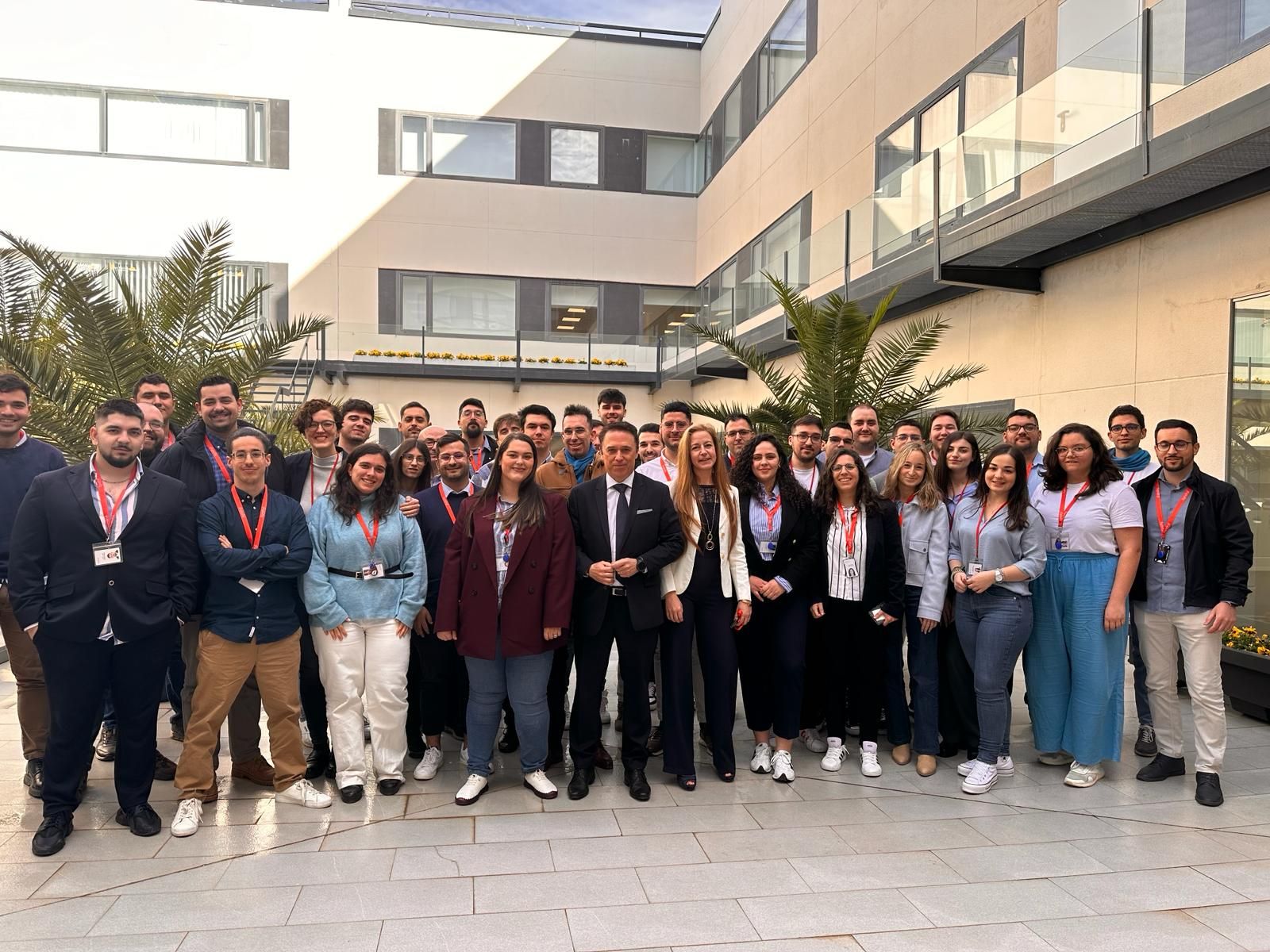 La joven plantilla de Kyndryl el día de la inauguración de la oficina de Granada.