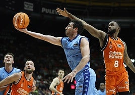 Ferran Bassas supera a Jean Montero en el partido contra el Valencia.