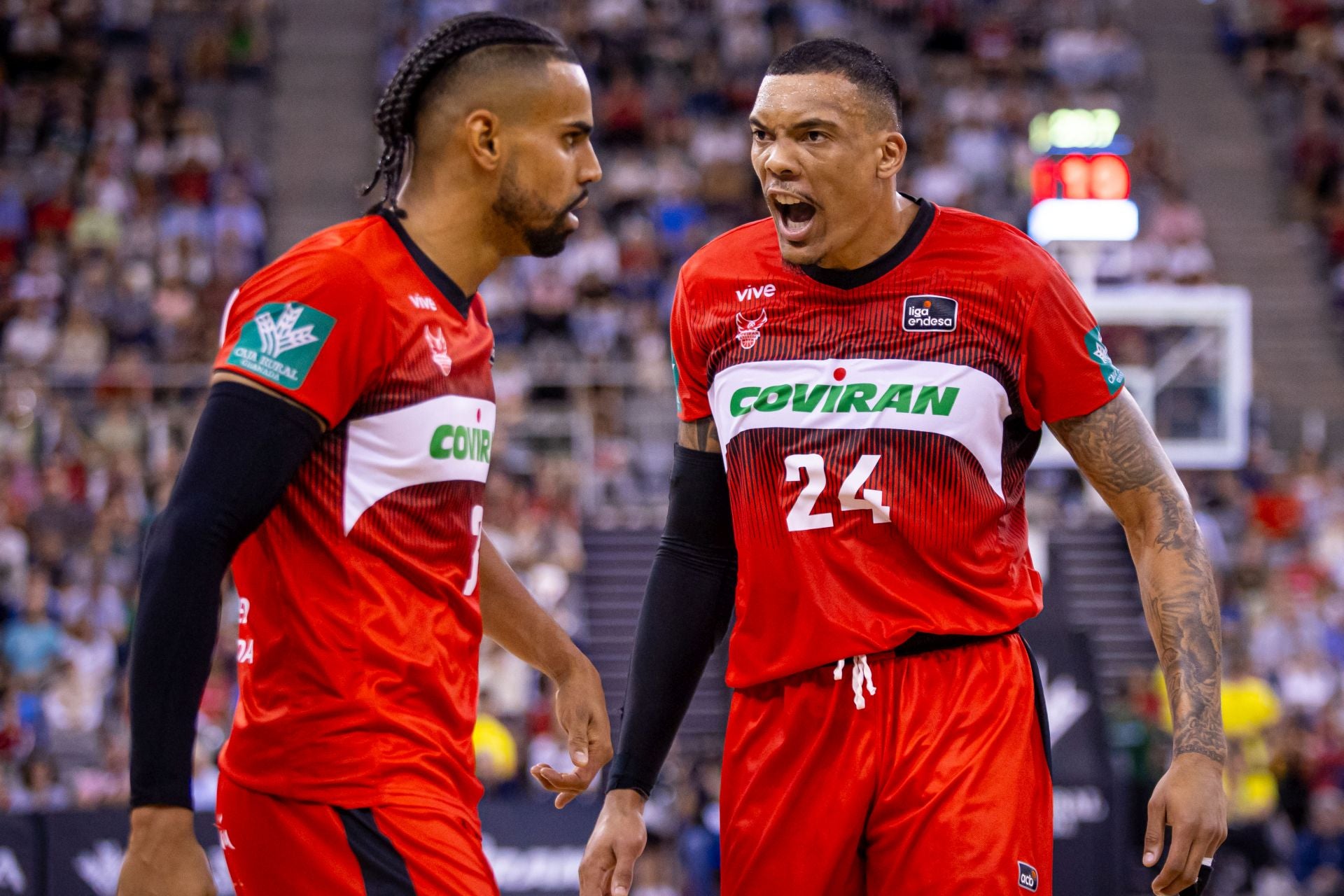 Jacob Wiley, a la derecha, arenga a Gian Clavell en el partido del Covirán frente a La Laguna Tenerife.