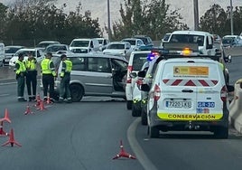 Uno de los coches accidentados, junto a la Guardia Civil.