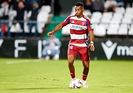 Loïc Williams juega un balón en Castalia antes de su lesión.