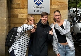 Miguel Donaire, con su madre y su hermana delante del St. Hugh's College, donde reside.