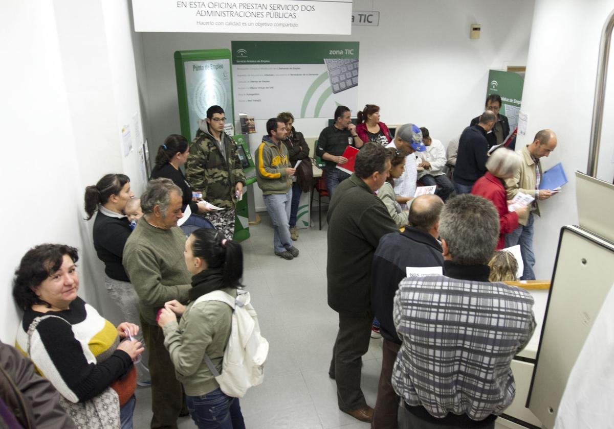 Un grupo de personas hace cola en una oficina de empleo de la capital granadina, en una imagen de archivo.