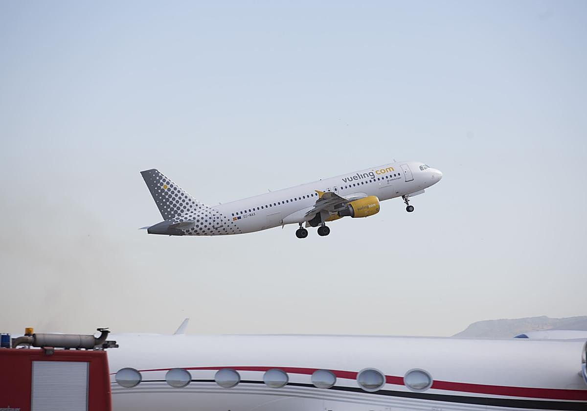 Un avión de Vueling despega en el Aeropuerto Federico García Lorca Granada-Jaén, en una imagen de archivo.