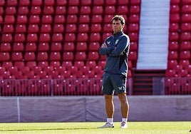 Rubi 'vigila', de lejos la última sesión de entrenamiento.