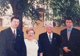 Doña Paquita junto a su marido y sus dos hijos.