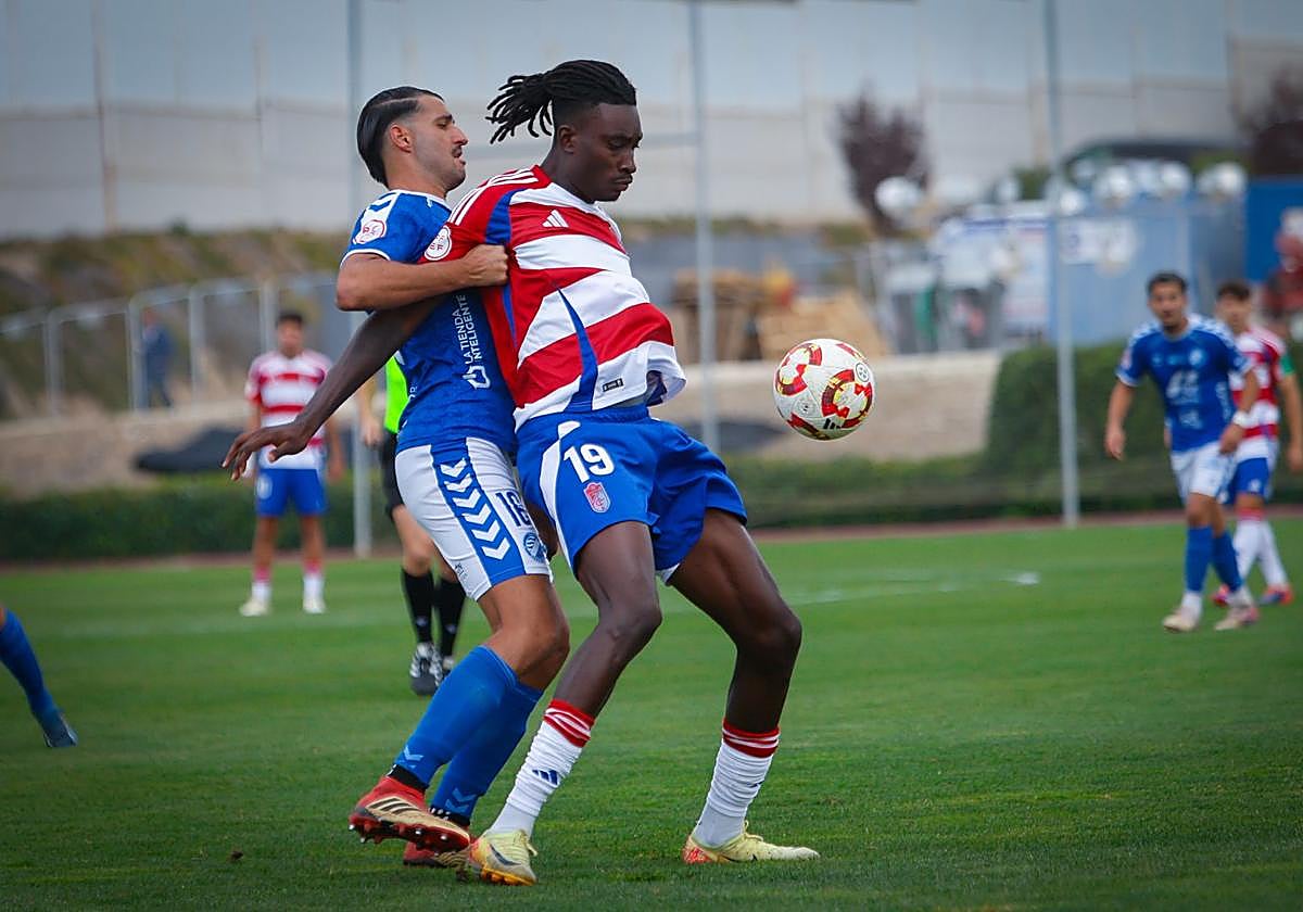 El rojiblanco Eghosa controla un balón ante un defensor del Xerez Deportivo.