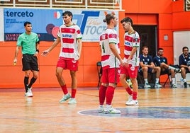 Los jugadores del SIMA se lamentan en el pabellón del Bujalance.