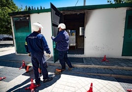 Contadores y transformadores de luz en el distrito Norte de Granada.