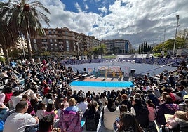 Público asistente a la obra 'Juega&Canta' en el parque del Bulevar.