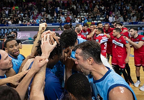Malas caras en el 'corrillo' del Covirán, en segundo plano.