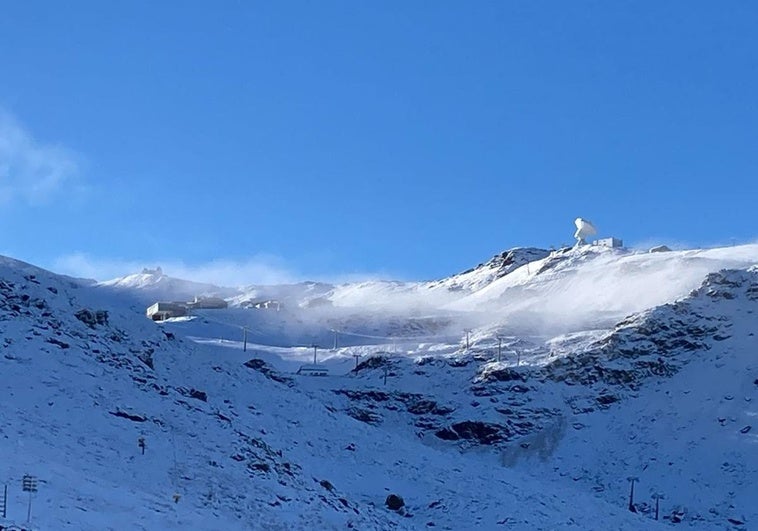 La nevada ha dejado la sierra con un manto blanco maravilloso.