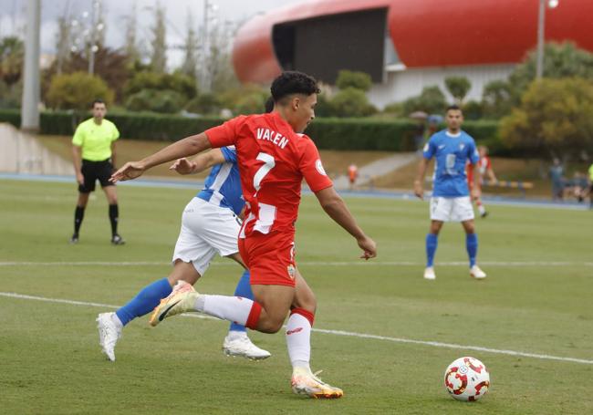 Arriba, Valen fue clave con su velocidad por banda. Abajo, Loren encara a De la Calzada para habilitar a Joan que apareció por detrás para hacer el primer gol indálico.