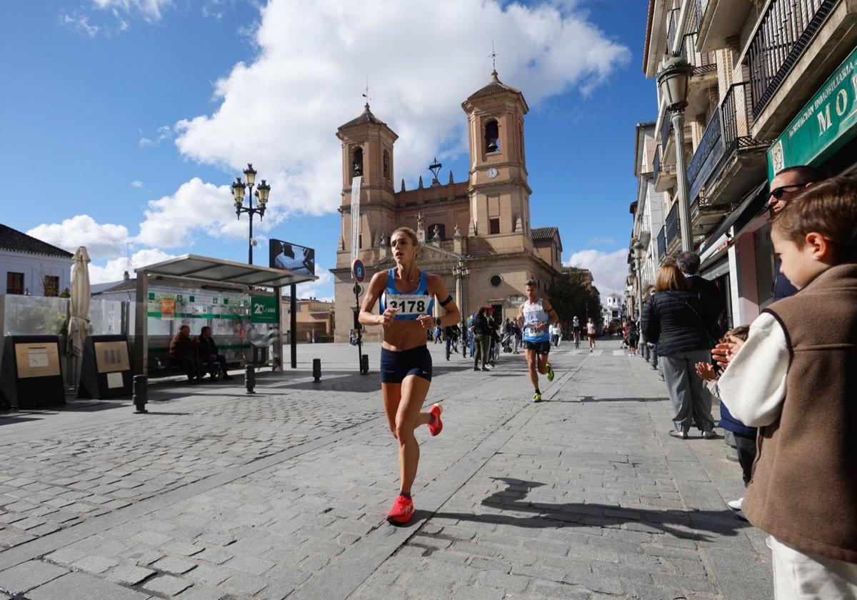 Carolina Huertas, ganadora de la carrera entre las mujeres, en pleno recorrido por la Plaza de España de Santa Fe.