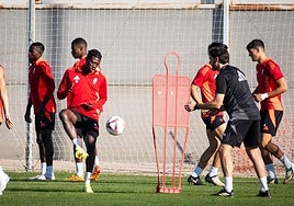 Oscar Naasei toca balón junto al segundo entrenador de Fran Escribá, David Generelo.