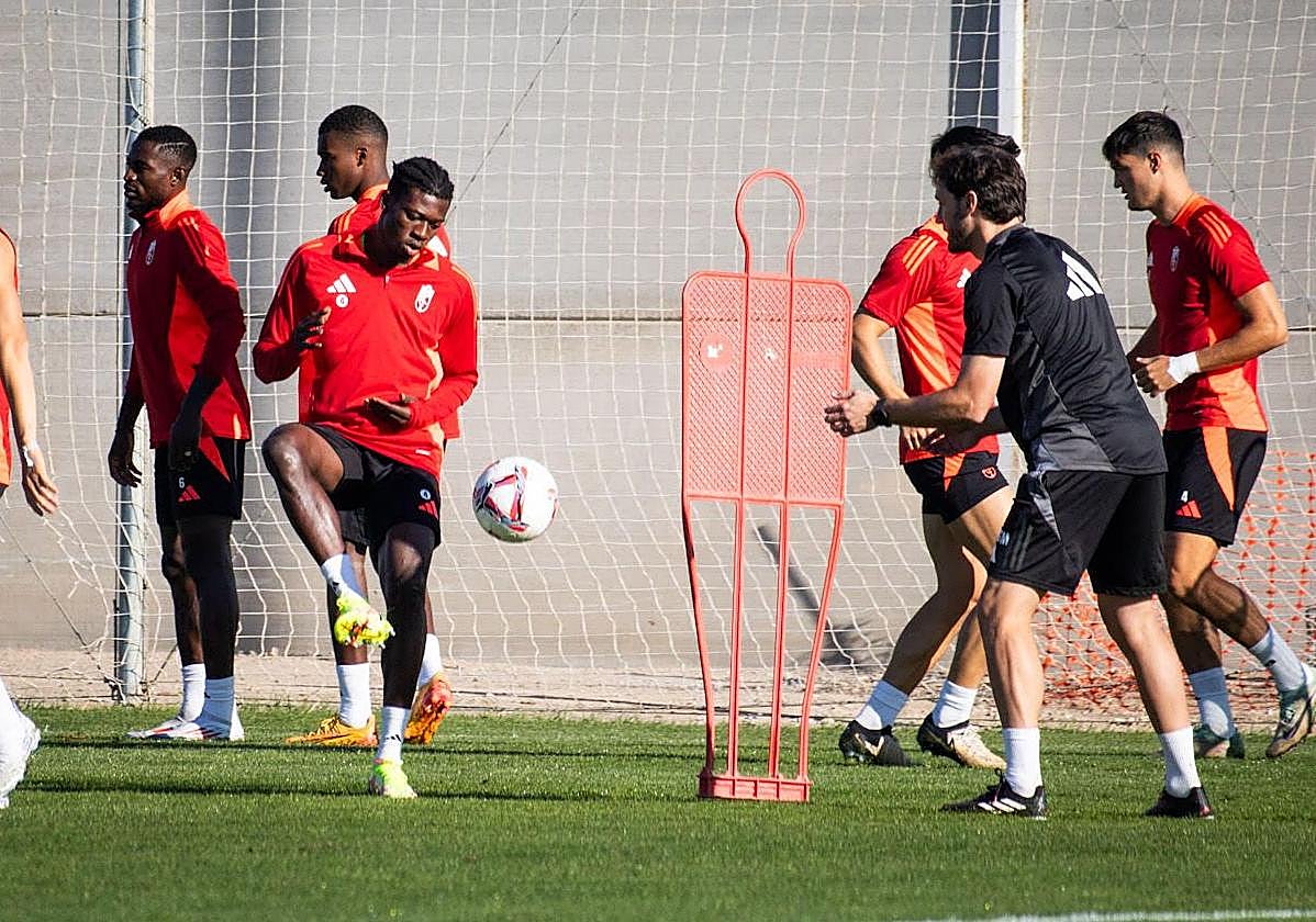 Oscar Naasei toca balón junto al segundo entrenador de Fran Escribá, David Generelo.