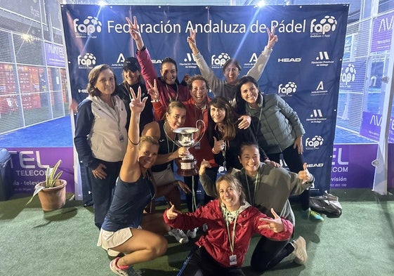 El equipo granadino femenino posa con su trofeo tras ganar el torneo autonómico.