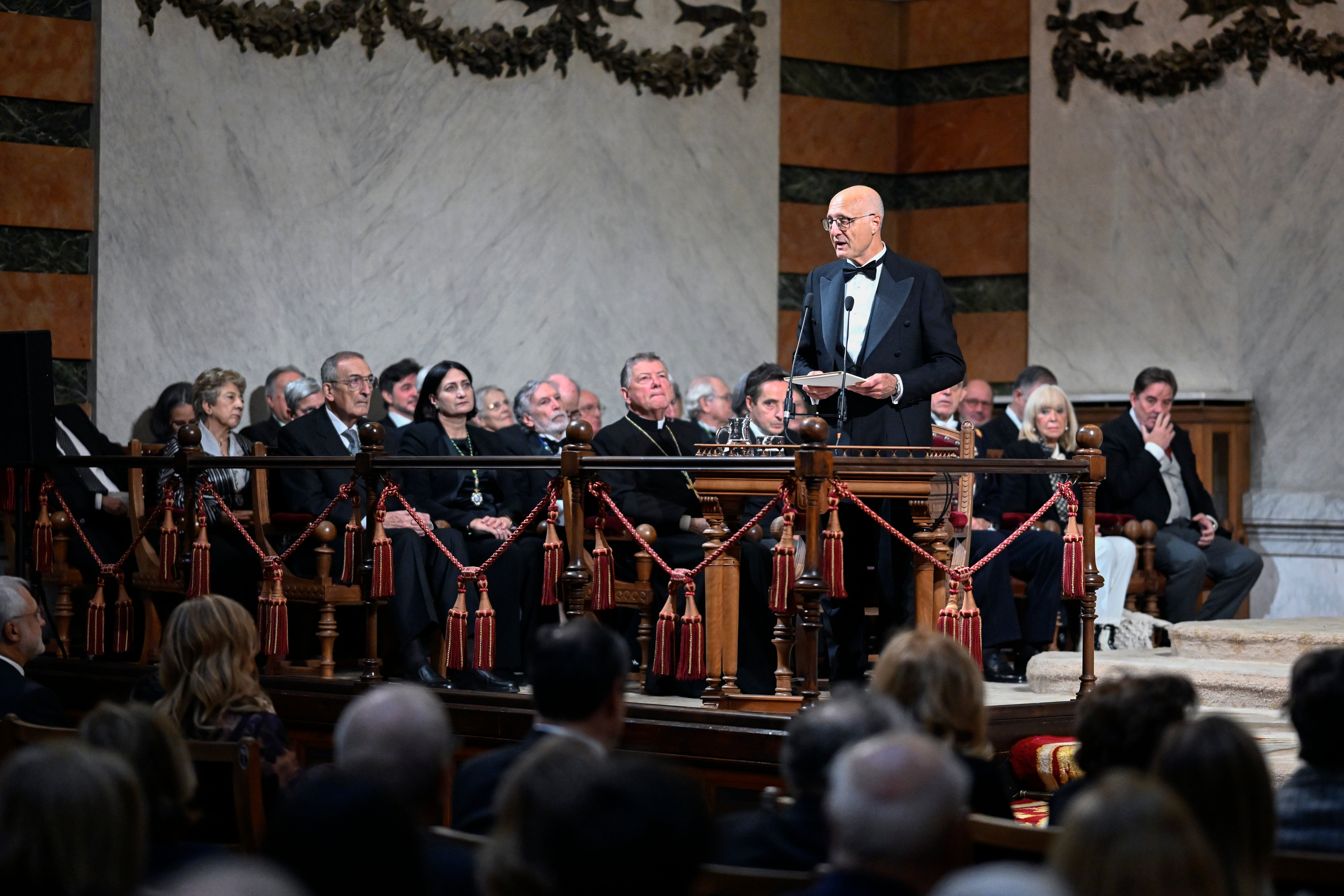 El nuevo académico, durante su discurso de ingreso.