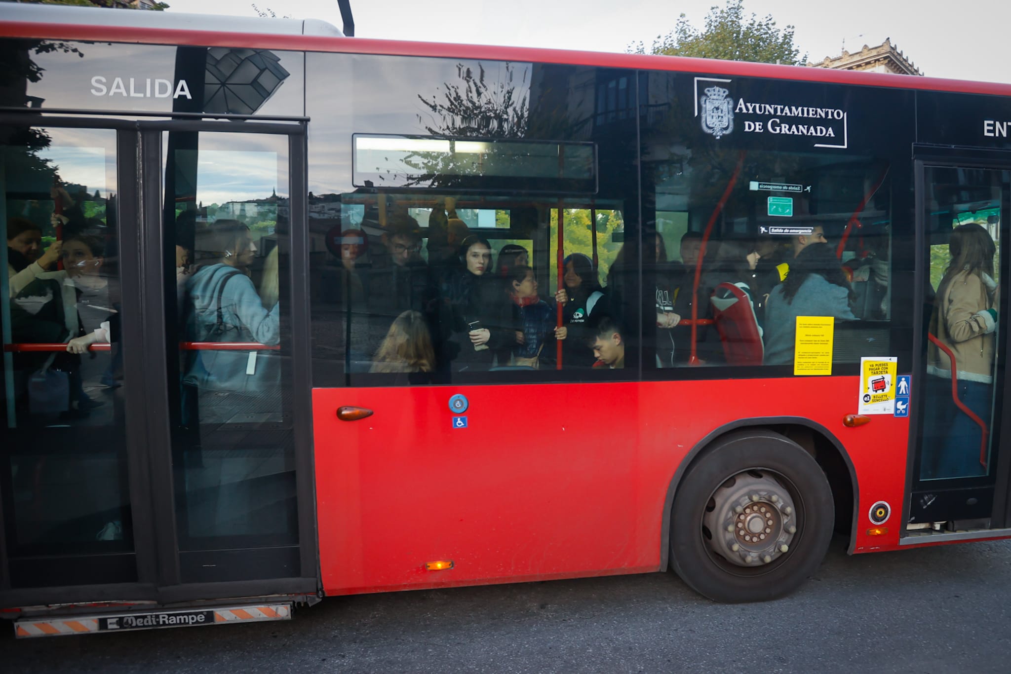 La huelga de los transportistas en Granada, en imágenes