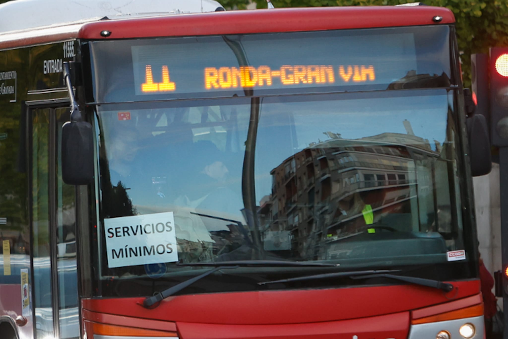 Autobús granadino en servicios mínimos.