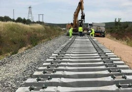 Instalación de las traviesas del ramal de Vadollano.