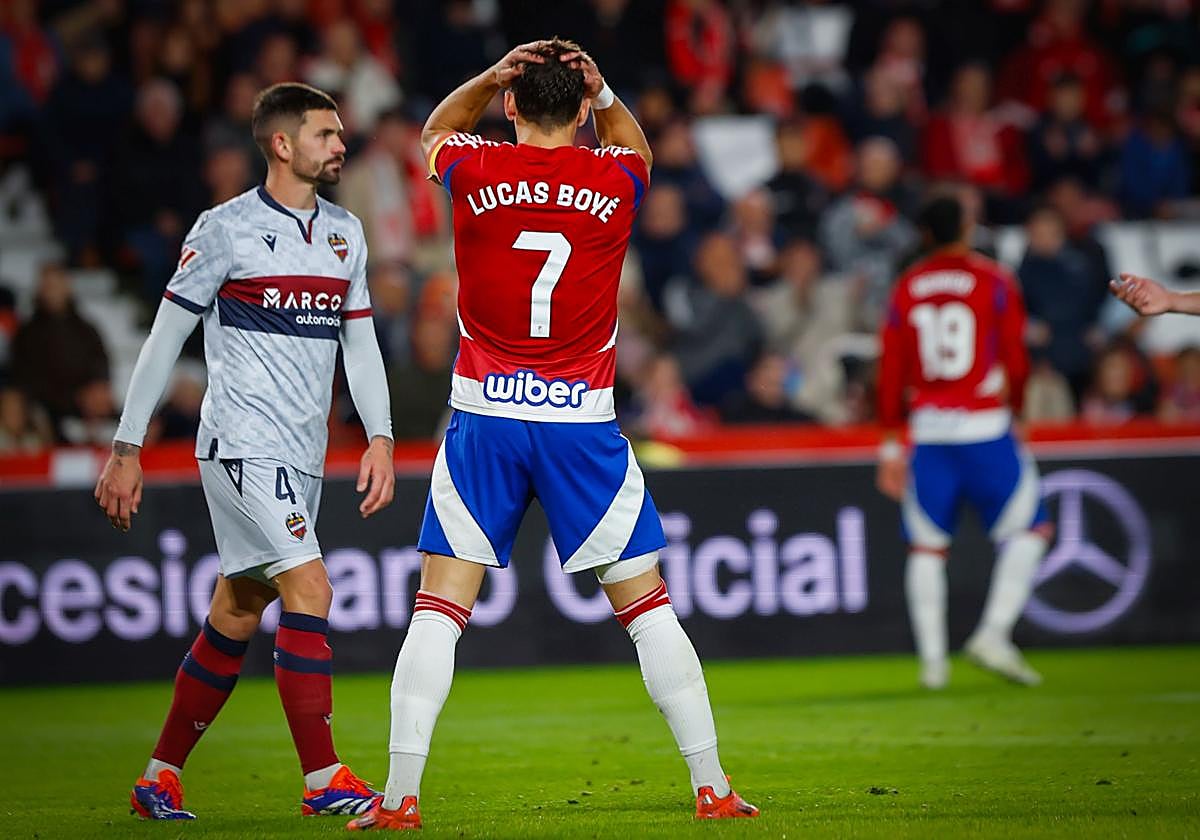 Lucas Boyé se lamenta al lado de Dela.