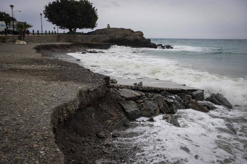 Escalón de un metro de altura en la playa de Cotobro tras los temporales.