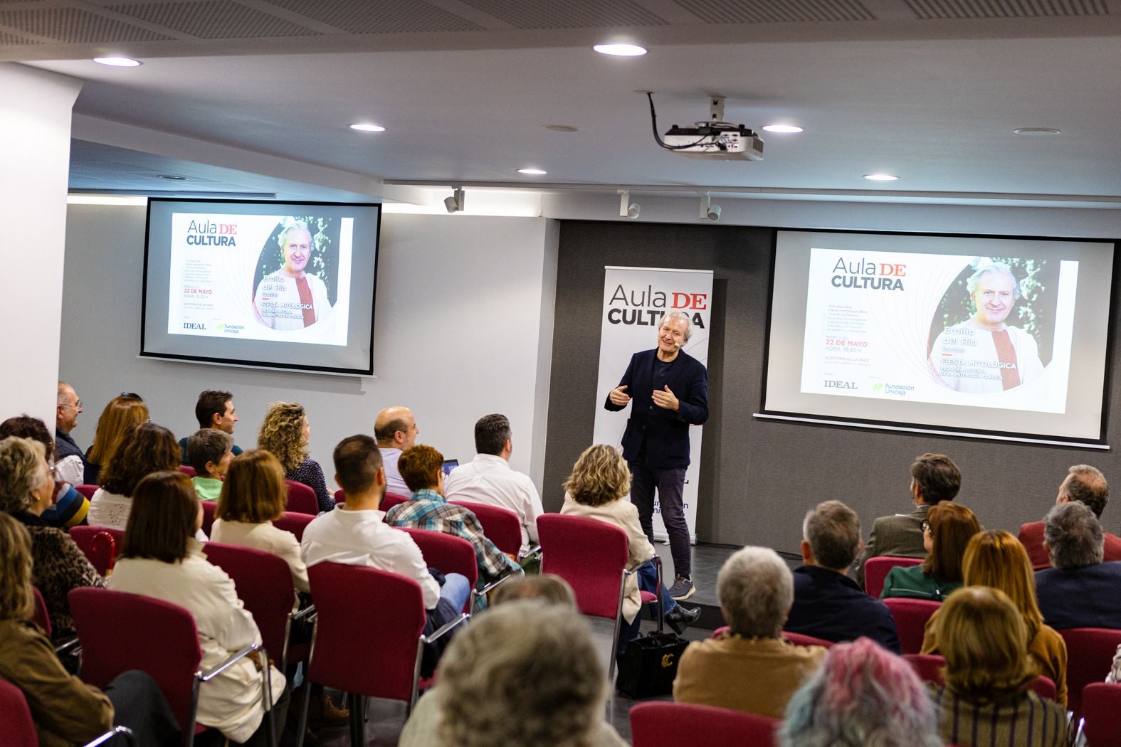 La mitología más actual: así ha sido el Aula de Cultura de IDEAL con Emilio del Río