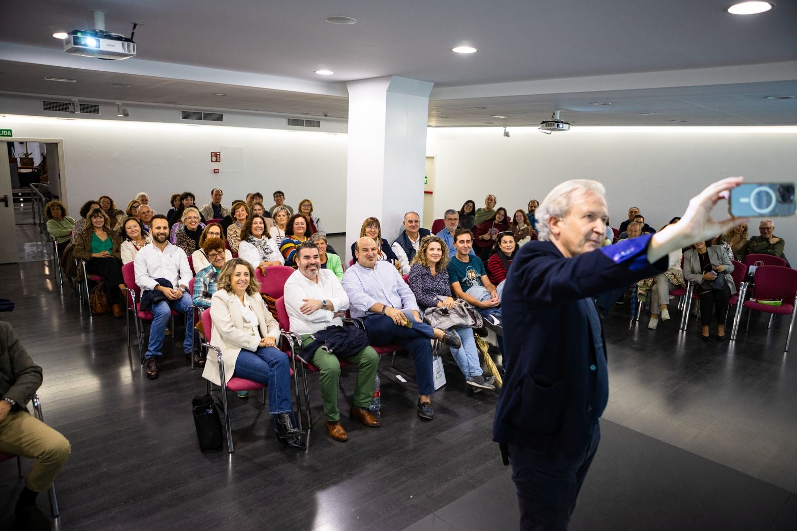 La mitología más actual: así ha sido el Aula de Cultura de IDEAL con Emilio del Río