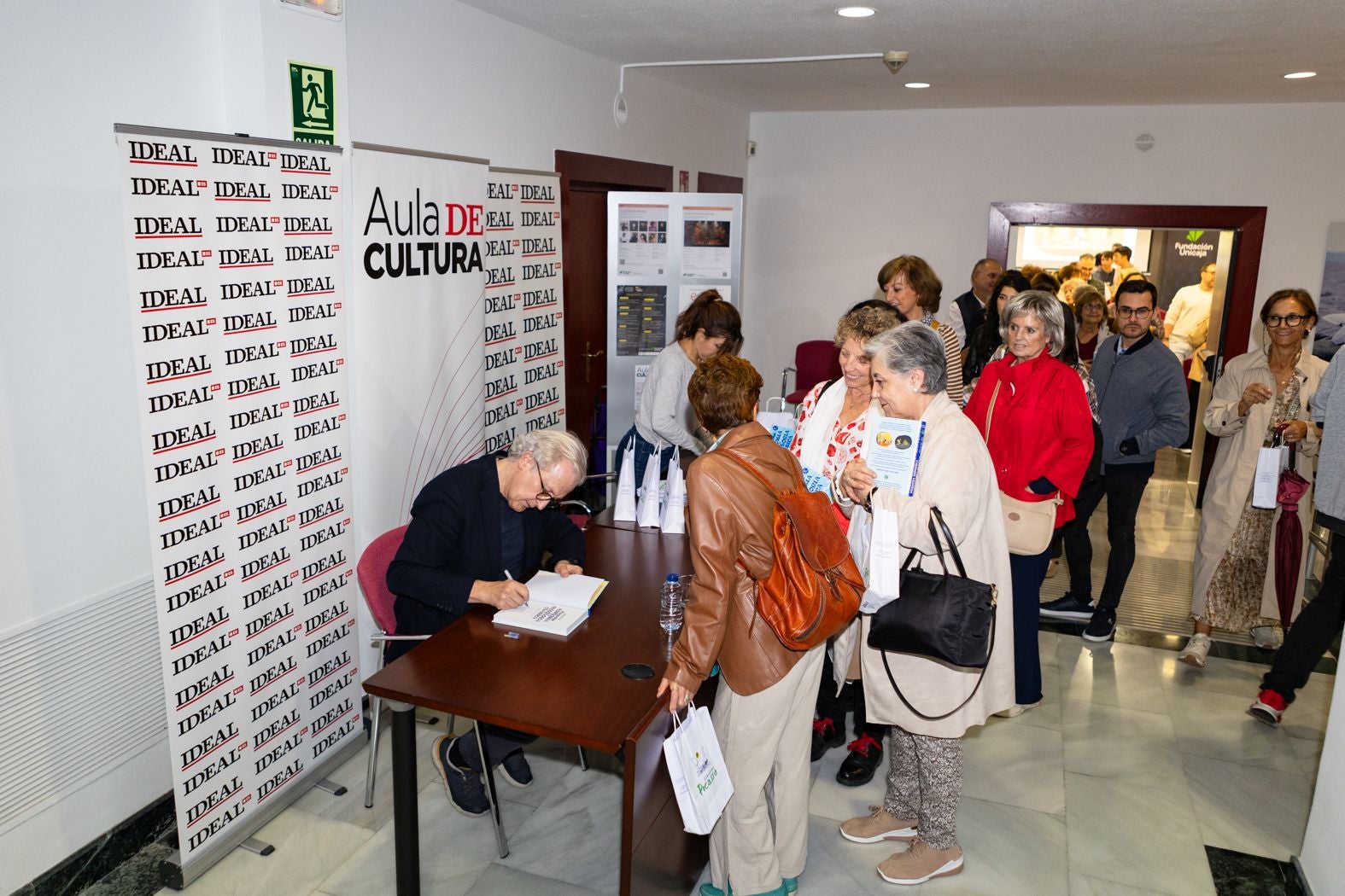 La mitología más actual: así ha sido el Aula de Cultura de IDEAL con Emilio del Río