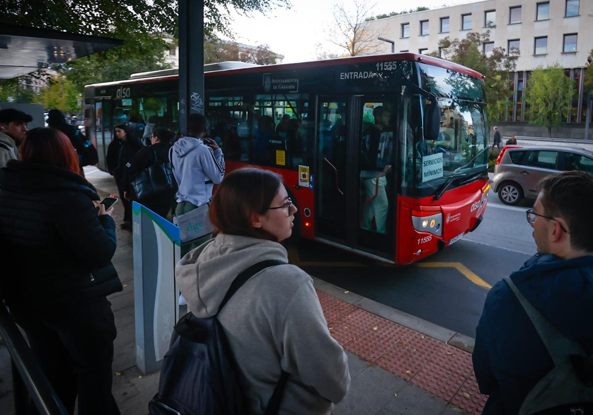 Situación de una parada de autobuses ayer durante la huelga del transporte público.