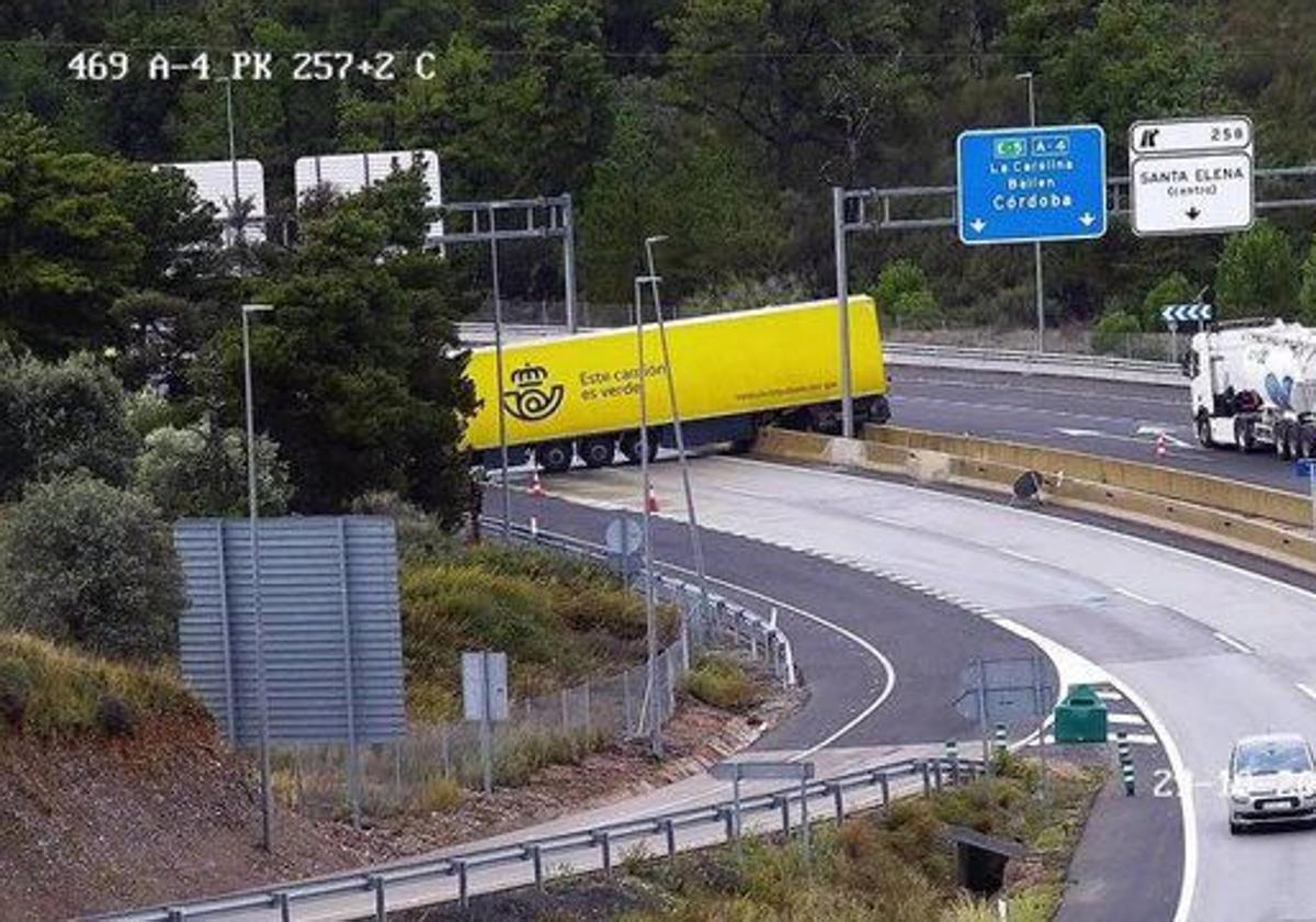 Imagen de una cámara de la DGT con el camión accidentado en la A-4 a su paso por Santa Elena.