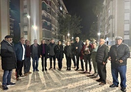 Miembros del PSOE de Jaén junto a vecinos afectados.