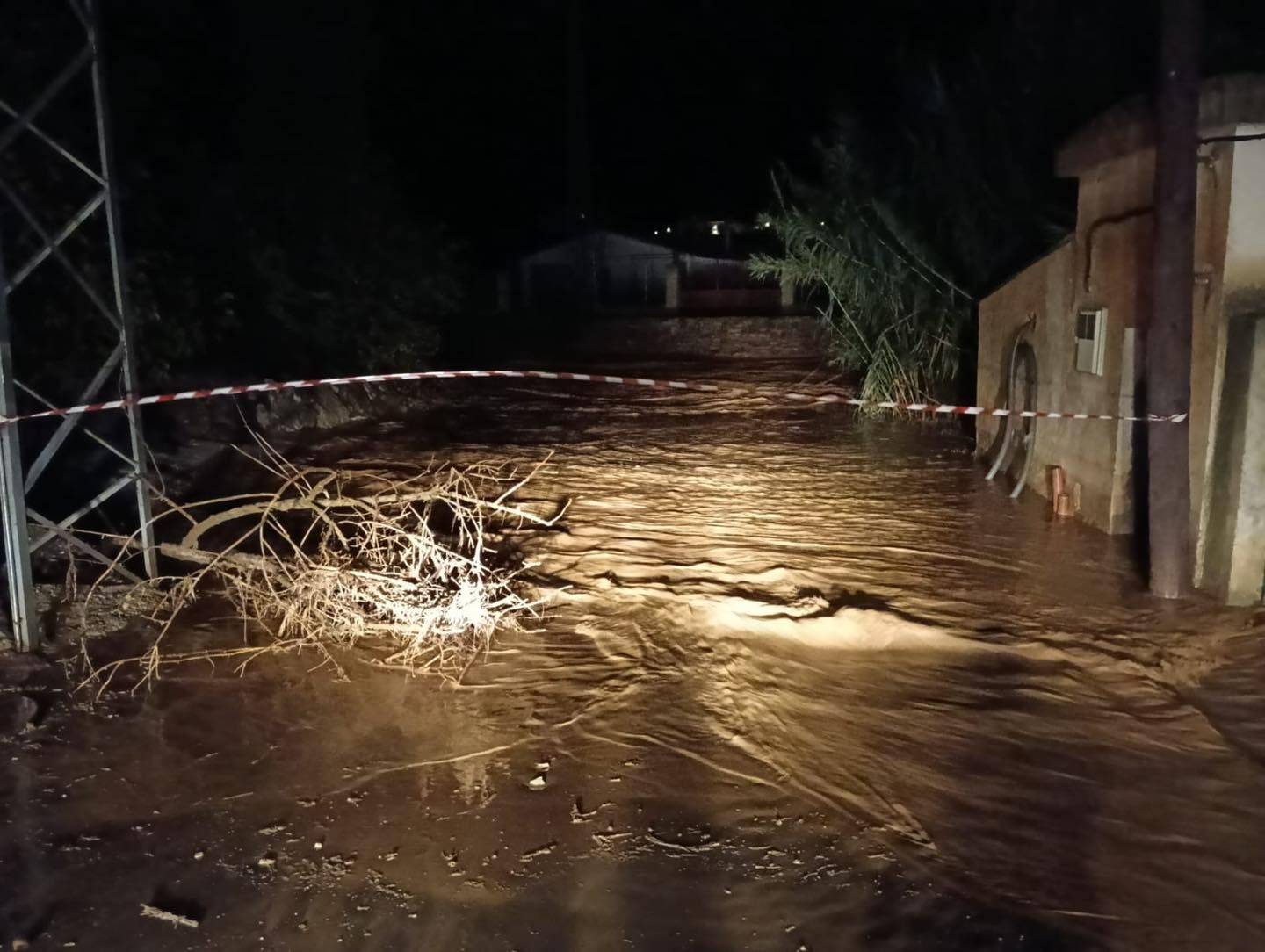 Una calle inundada en Chirivel durante la fuerte tormenta.