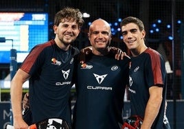 El granadino Mike Yanguas, a la izquierda, junto al seleccionador Juanjo Gutiérrez y su compañero Juan Lebrón en Doha.