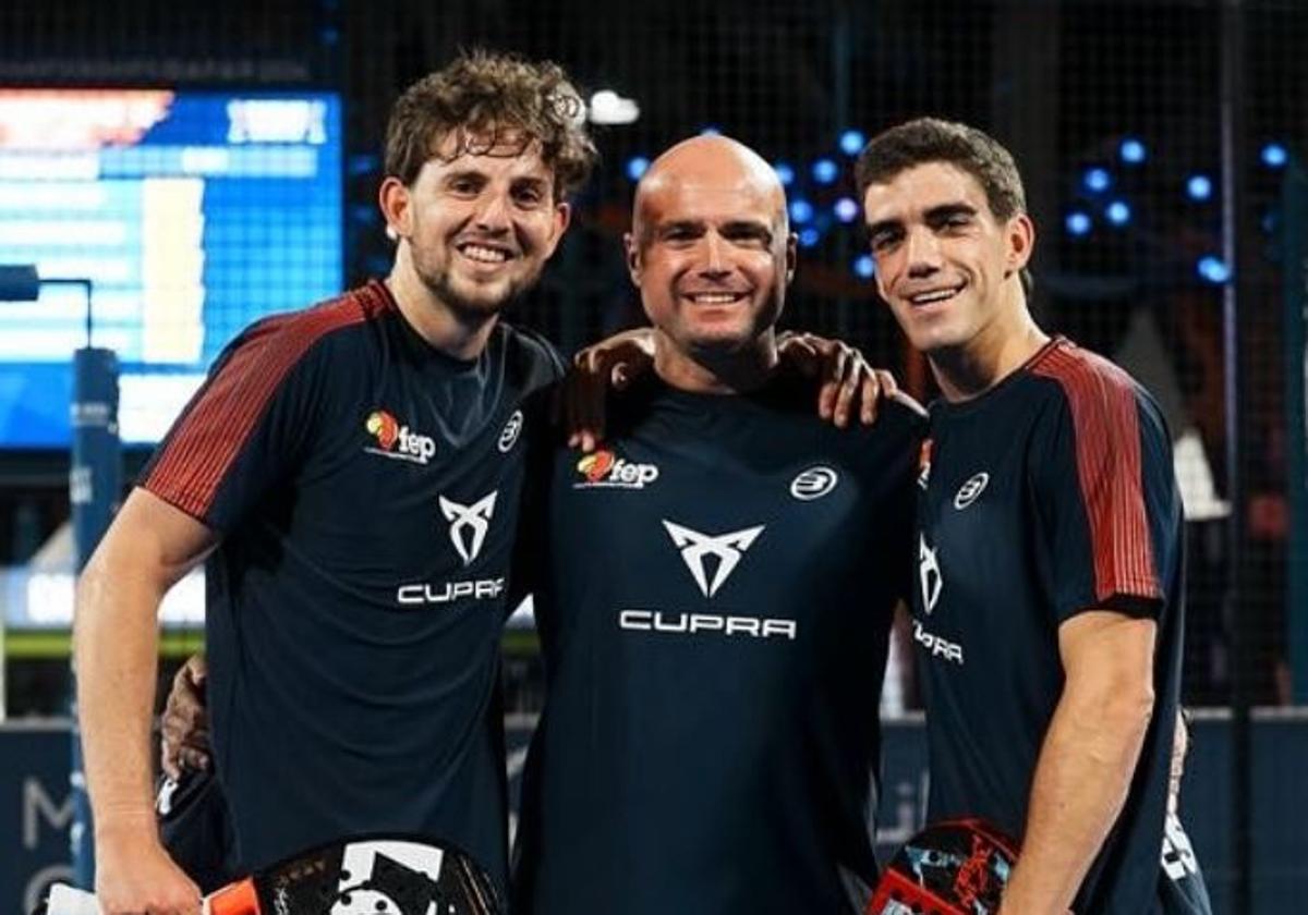 El granadino Mike Yanguas, a la izquierda, junto al seleccionador Juanjo Gutiérrez y su compañero Juan Lebrón en Doha.