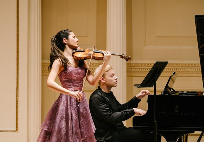 La violinista y el pianista, durante su recital neoyorkino.