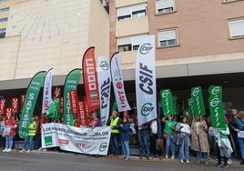 Protesta sindical a las puertas del Hospital Universitario de Jaén.