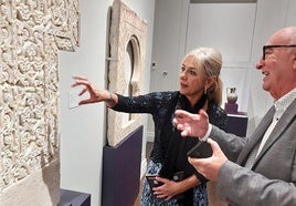 Patricia del Pozo junto al comisario de la exposición, Antonio Vallejo, en la muestra.